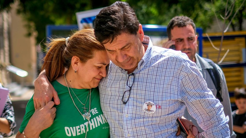 Los padres de Fernando Báez Sosa durante su pedido a los medios y la gente (Télam).