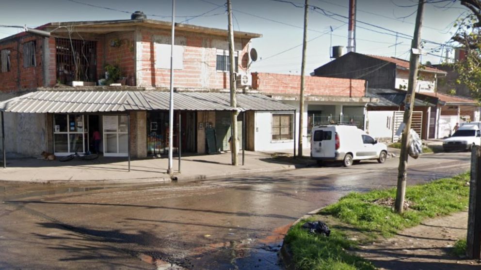 Acá, en este vecindario, el guardiacárcel mató a uno de los individuos.