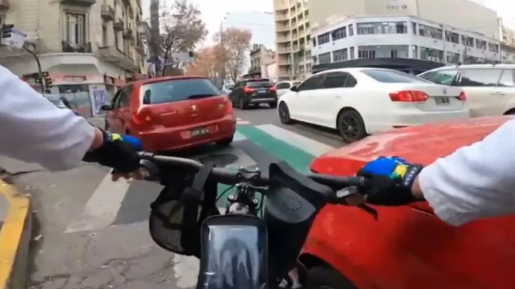 Quién es Bicibandido, el ciclista que se hizo viral por chocar autos e insultar peatones