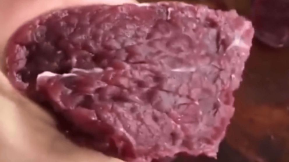Horror: trozo de carne cruda "cobra vida", se retuerce y genera conmoción en las redes.
