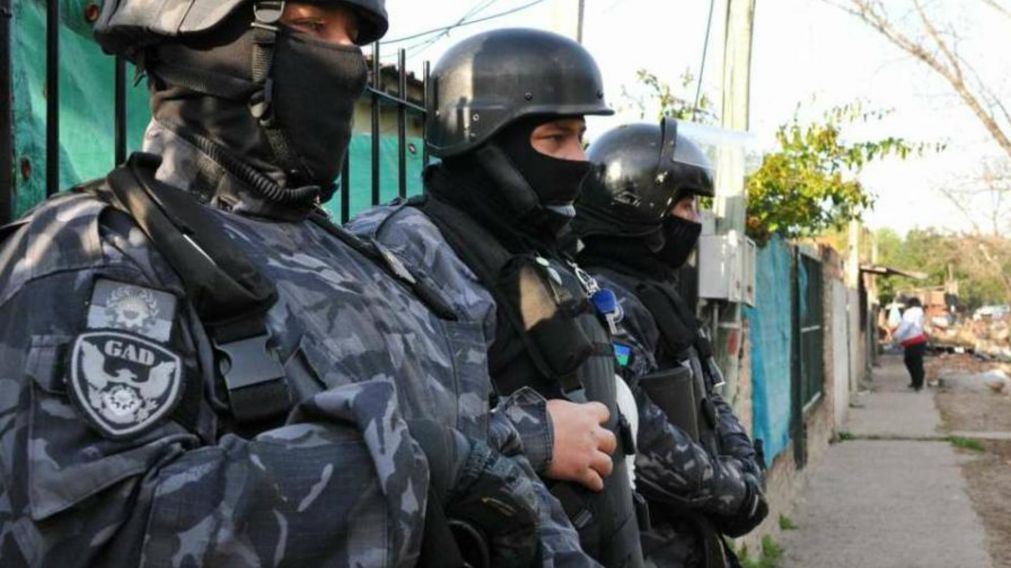 Las autoridades concretaron un allanamiento para localizar al responsable del crimen.