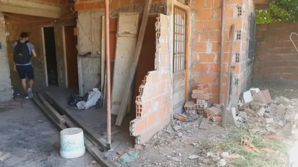 Un conductor manejaba borracho y mató a dos nenes al incrustar su auto contra una casa.