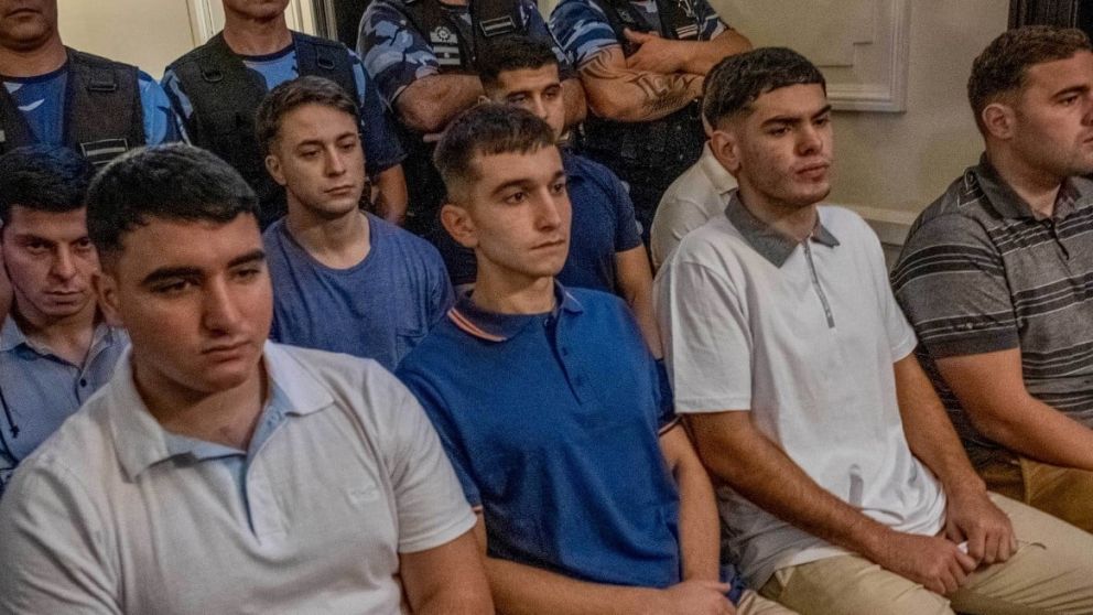 Máximo Thomsen, Ciro Pertossi, Luciano Pertossi, Enzo Comelli, Blas Cinalli, Ayrton Viollaz, Matías Benicelli y Lucas Pertossi se mostraron sin barbijo este lunes.