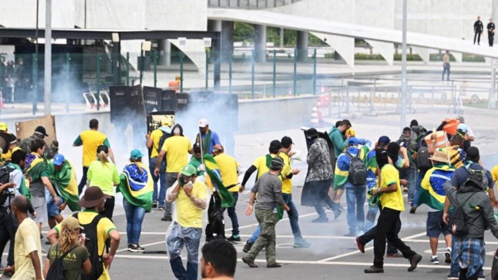 ¡Descontrol! Miles de bolsonaristas invadieron el Palacio del Planalto, el Congreso y la corte en Brasilia.