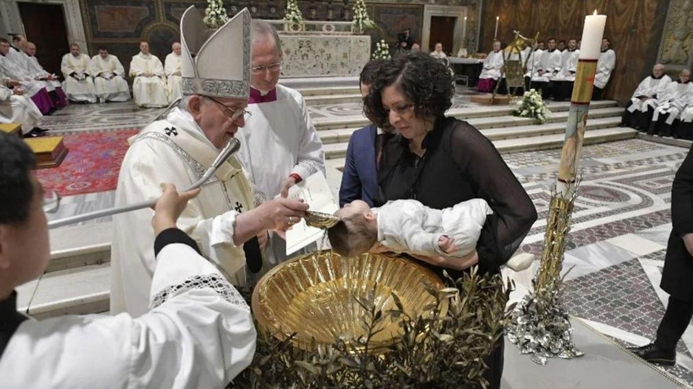 El papa Francisco bautiz� este domingo�a trece�ni�os en la Capilla Sixtina (Captura de video).