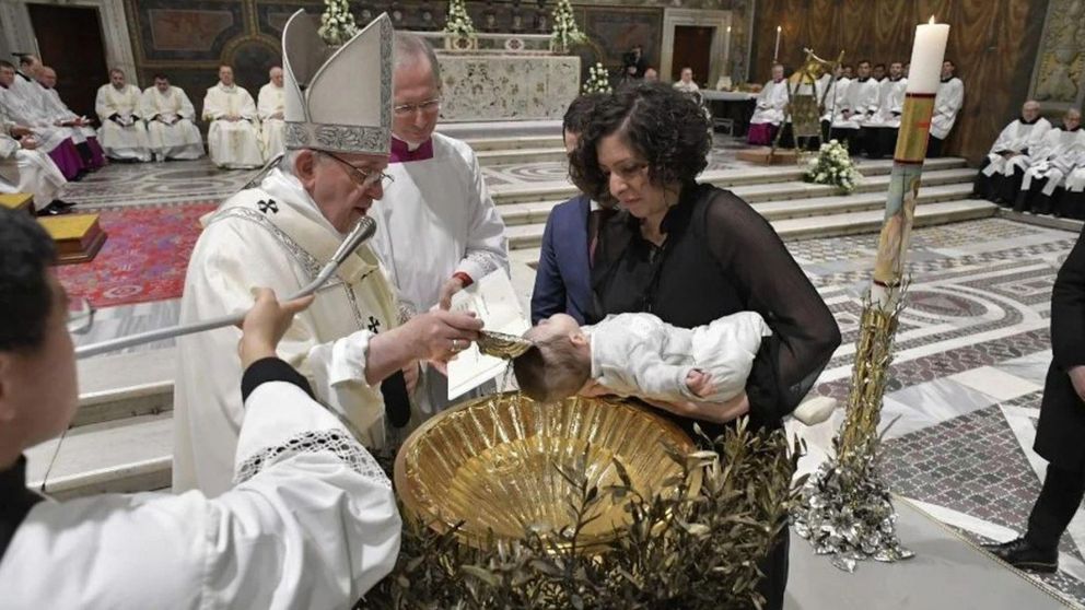 El papa Francisco bautizó este domingo a trece niños en la Capilla Sixtina (Captura de video).