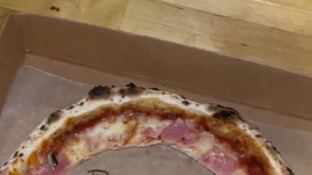 Su ex pidió una pizza al restaurante donde trabaja y él decidió vengarse: “Destrozaste mi corazón, ahora…”