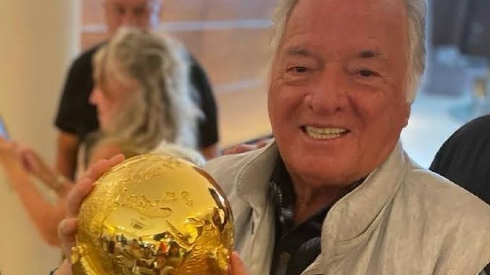 El secretario general de UTHGRA, Luis Barrionuevo, con la Copa del Mundo.