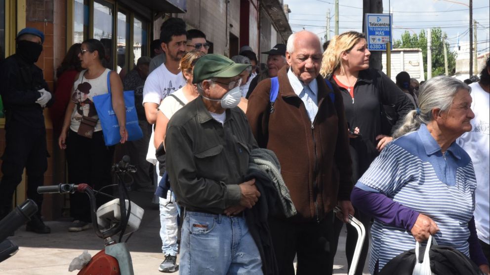 El beneficio alcanza a jubilados, pensionados, titulares de la AUH y otras asignaciones de la ANSES (Cr�nica/Pablo Vill�n).