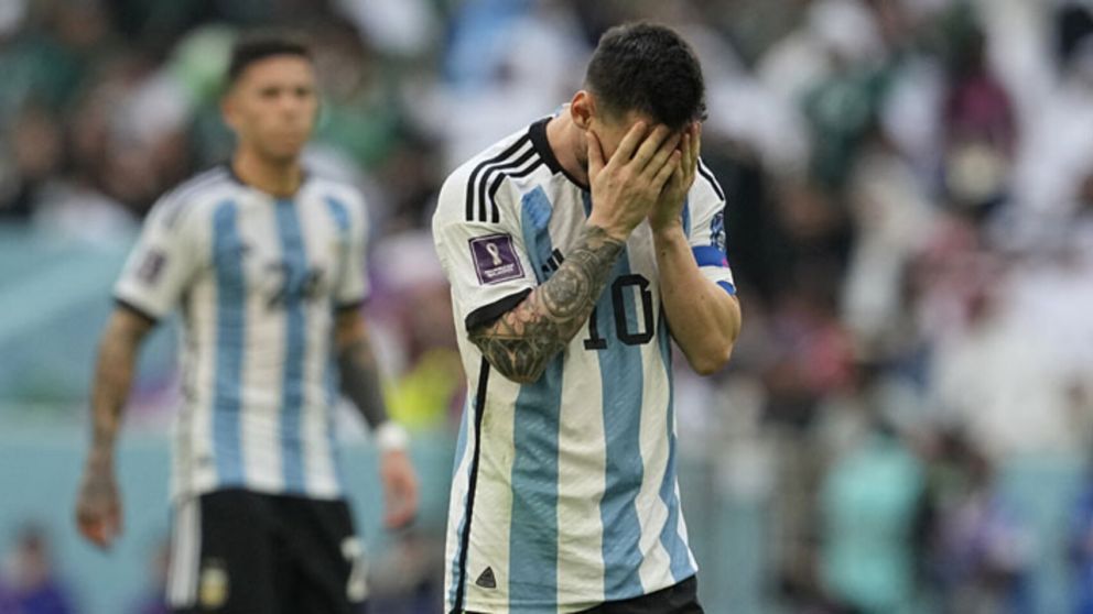 Quiso tatuarse a Messi y a la Copa del Mundo, pero el resultado no fue el esperado y se hizo viral (Imagen ilustrativa).
