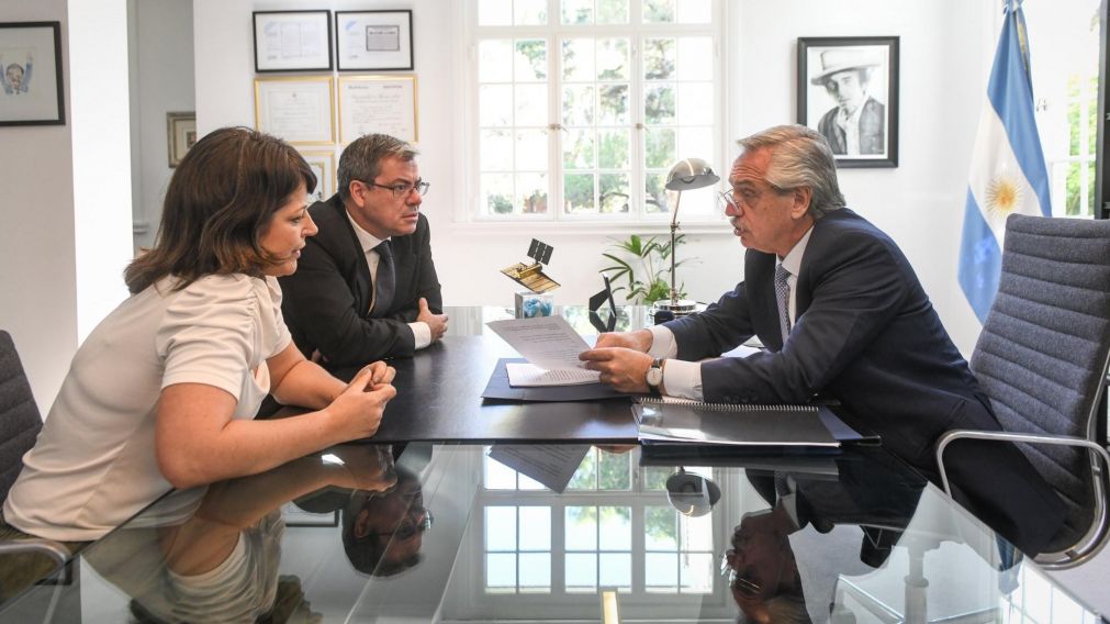 La diputada Gaillard y su par Martínez recibieron del Presidente el escrito con el pedido de juicio político a la Corte.