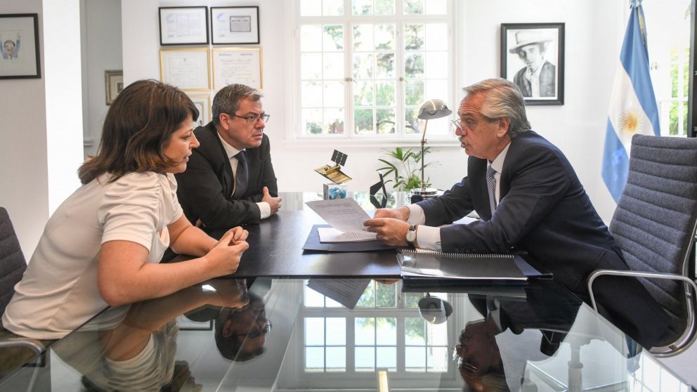 La diputada Gaillard y su par Martínez recibieron del Presidente el escrito con el pedido de juicio político a la Corte.