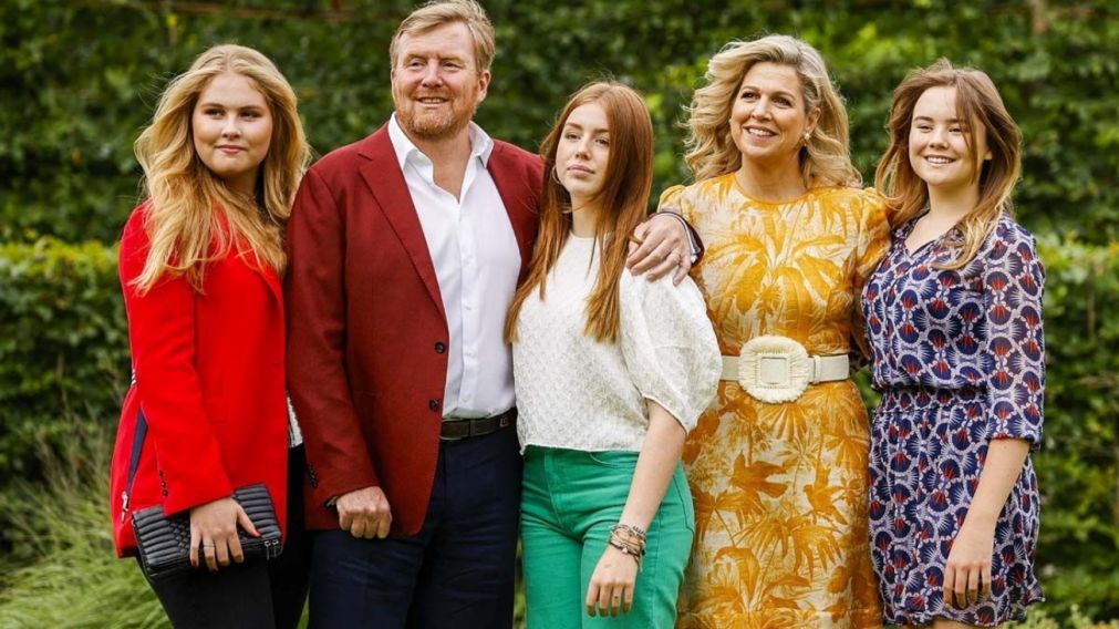 La familia real de Holanda llegó al camping en cuatro camionetas con vidrios oscuros.