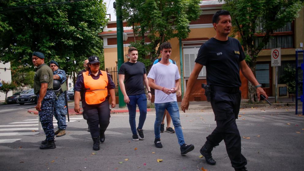Los amigos de Fernando Báez Sosa llegando a declarar (Télam).