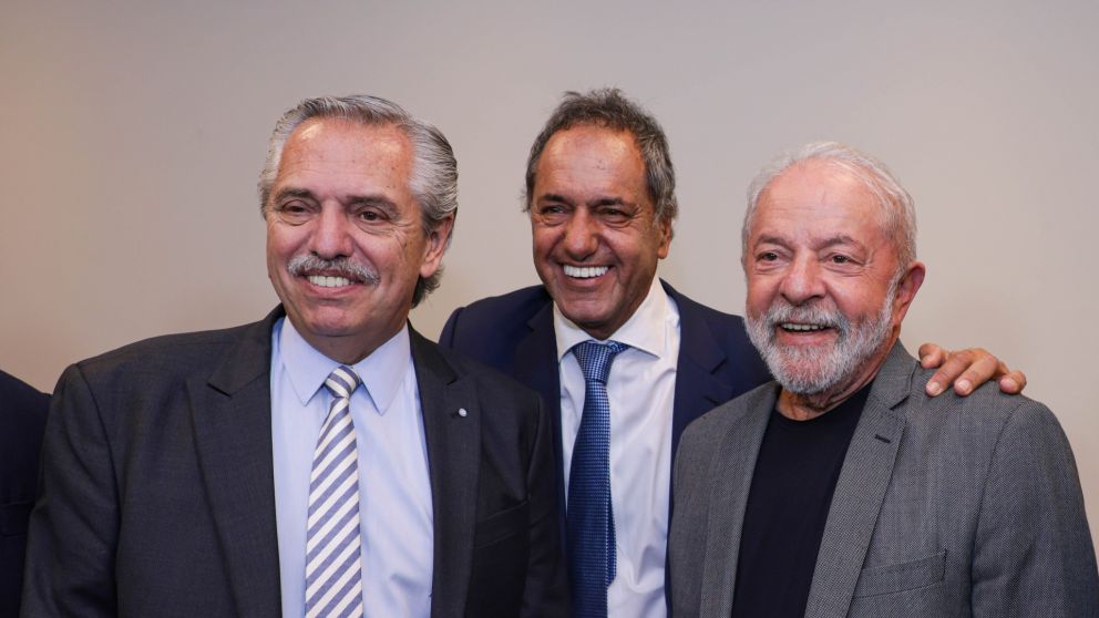 El embajador Daniel Scioli, junto a los presidentes Alberto Fernández y Lula da Silva.