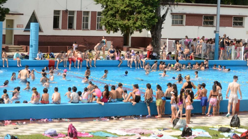 El polideportivo del barrio porteño de Parque Chacabuco es una de las sedes donde funciona la colonia del Gobierno de la Ciudad (Crónica/Hernán Nersesian).