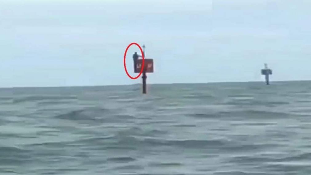 Un pescador quedó varado en medio del Mar y sobrevivió dos días agarrado a una boya (Imagen captura vídeo).