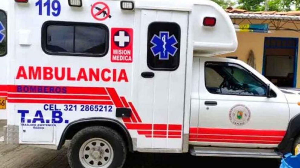 Los rescatistas trabajaron en el lugar, pero las víctimas murieron en el acto.
