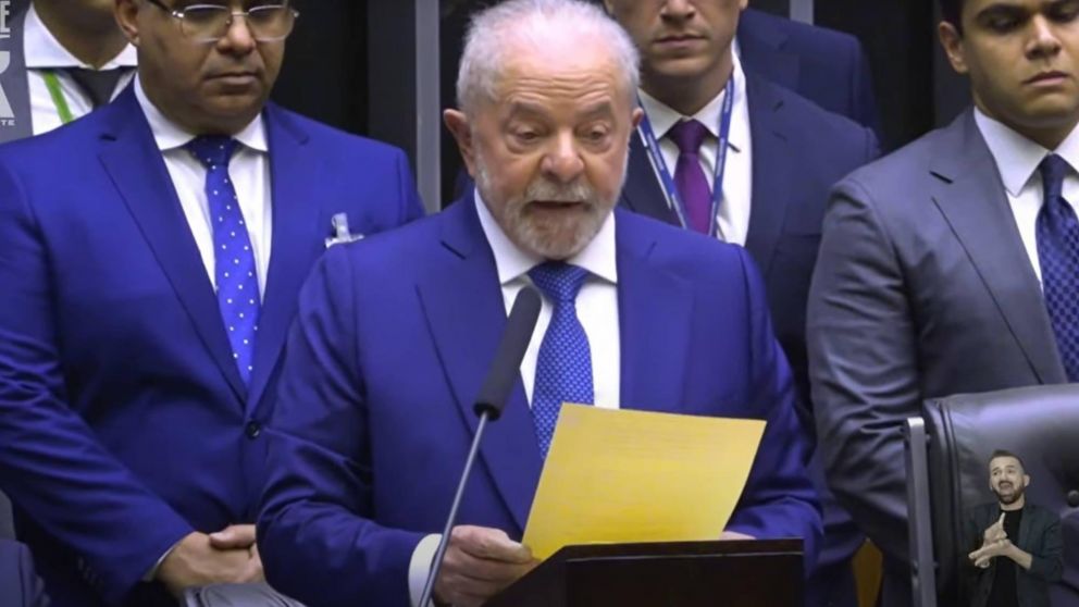 Lula juró como presidente de Brasil: "Prometo defender la Constitución y sustentar la unión del país".