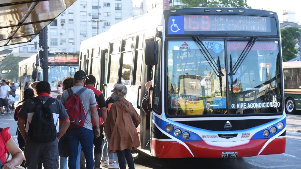 Desde este domingo 1° de enero aumentan las tarifas de colectivos (Jonatan Moreno / Crónica).