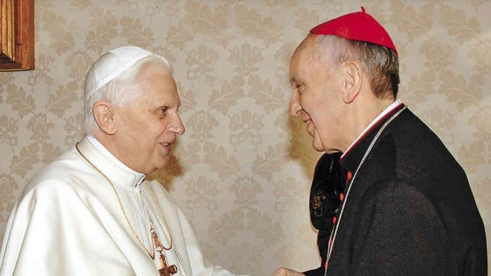 Joseph Ratzinger y el por entonces cardenal Jorge Bergoglio, quien como papa Francisco promovería una renovación de la Iglesia (Gentileza Semana.com).