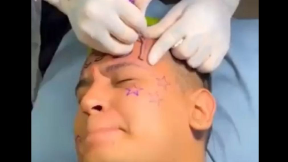 Mik Jams es el influencer colombiano que decidi� llevar la palabra Messi en su frente por el resto de su vida.