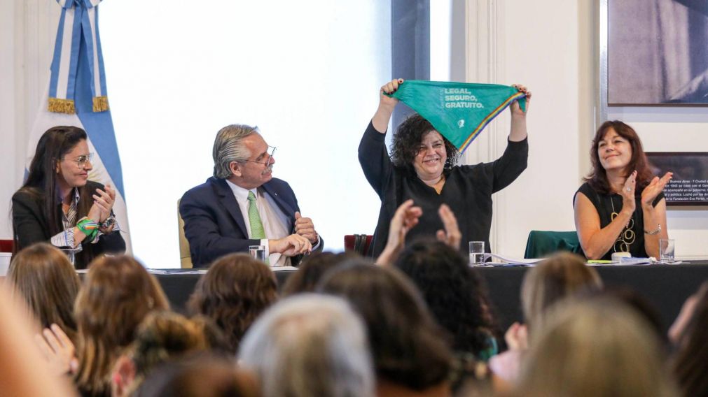 Alberto Fern�ndez: "Esta ley es un logro colectivo, resultado de un cambio de cultura y de una lucha enorme que las mujeres llevaron durante a�os".