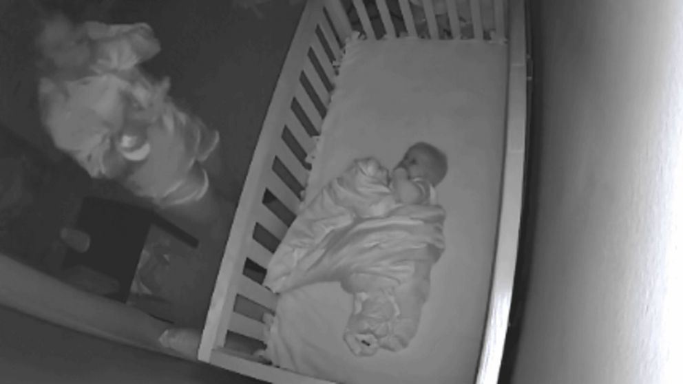 TikTok: vio que un "extraño" tocaba a su beba en la cuna y la historia tuvo un increíble final (Captura/Video).