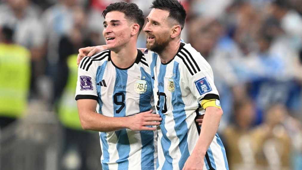 La insólita teoría que sostiene que Julián Álvarez es en realidad uno de los hijos de Lionel Messi (Imagen ilustrativa).