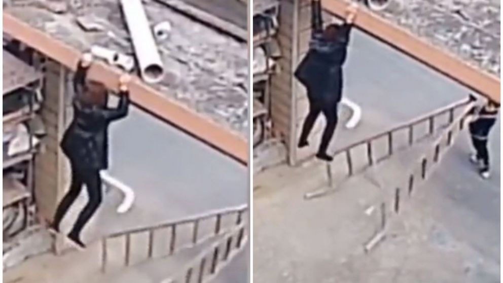 Una mujer quedó colgada de una viga y la impactante reacción de su hijo se hizo viral (Imagen captura vídeo).