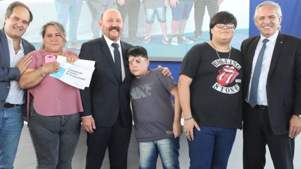 Fernández, Maggiotti e Insfrán entregaron 476 viviendas en la capital formoseña.