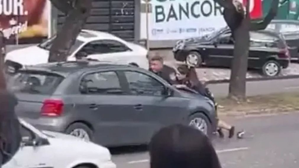 El momento en el joven embistió a los policías