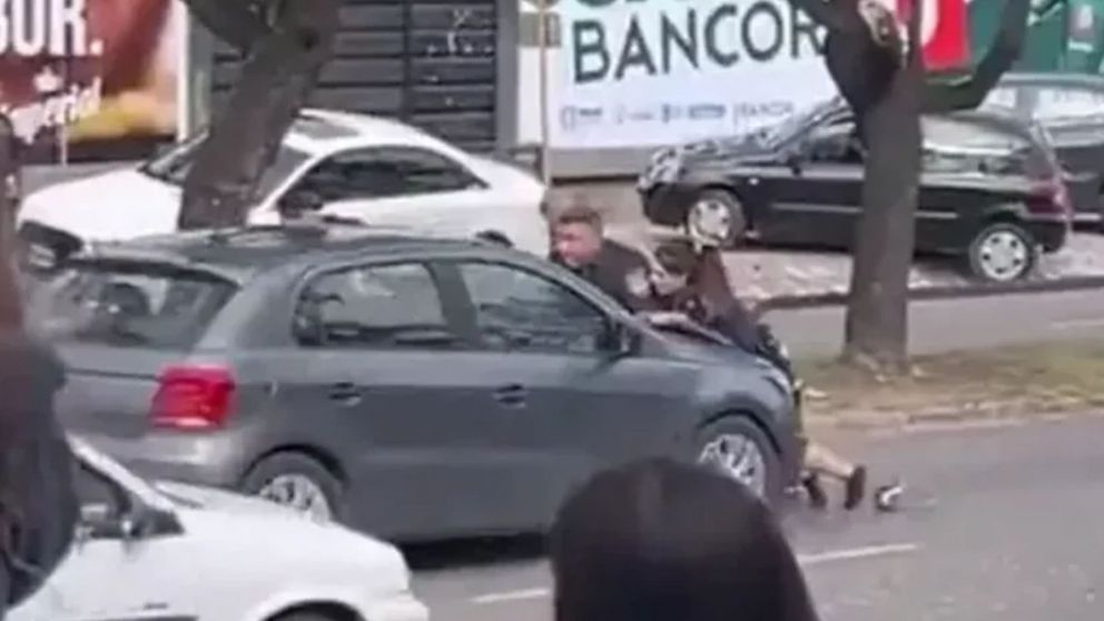 El momento en el joven embisti� a los polic�as 