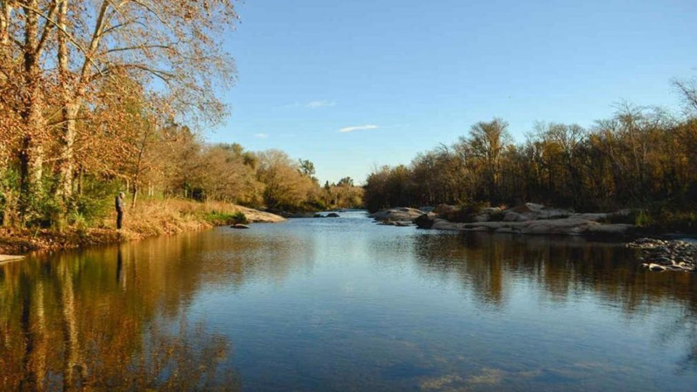 Escapada: un destino ideal para relajarse a orillas del río y disfrutar de la tranquilidad.