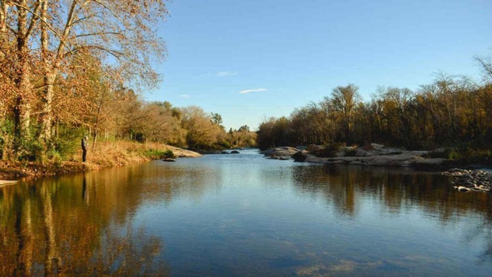 Escapada: un destino ideal para relajarse a orillas del río y disfrutar de la tranquilidad.