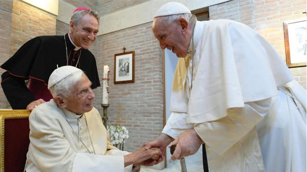 Recluido desde que renunció en el monasterio Mater Ecclesiae, en los jardines vaticanos, Ratzinger se mantiene acompañado por su secretario personal, Georg Gaenswein.