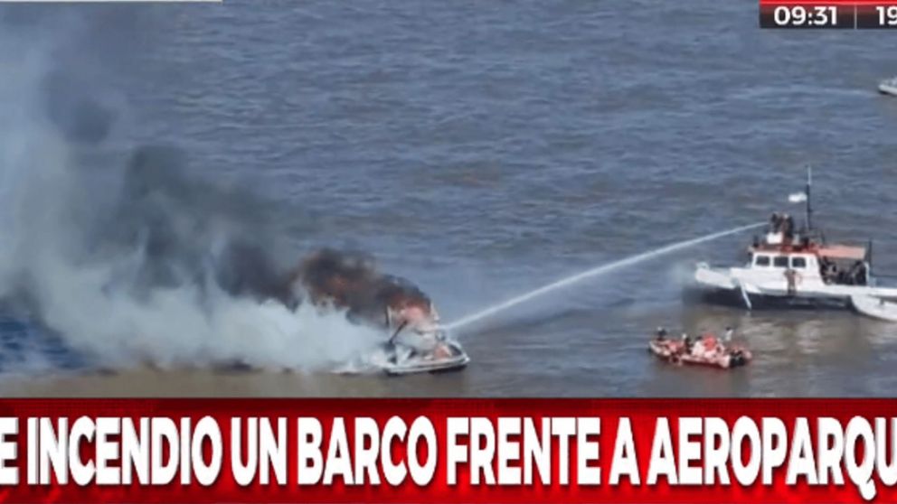 Se incendió un barco en el Río de la Plata, a la altura de Costanera Norte (Captura Crónica HD).