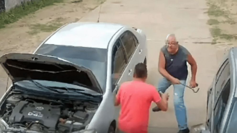 Un excomisario atacó a un mecánico con una barreta por no arreglarle el auto.