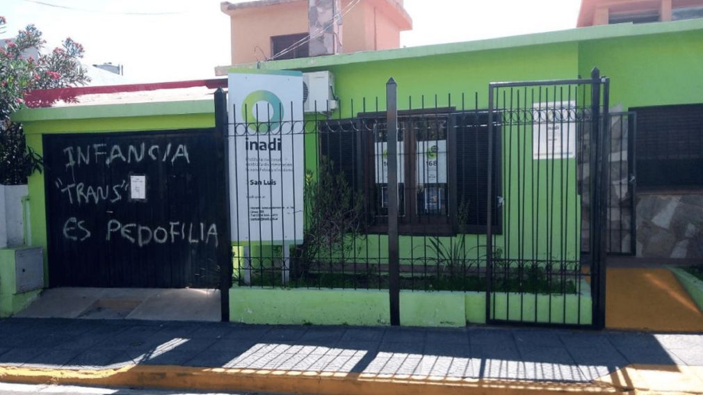 Vandalizaron la delegación de INADI en San Luis con mensajes de transodio.
