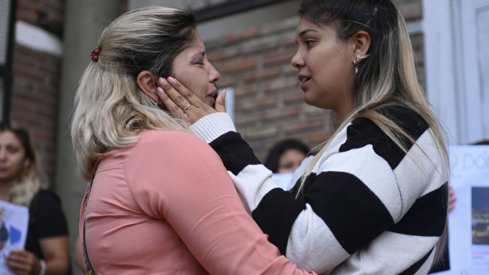 La mamá y la hermana de Lucas Escalante frente a la fiscalía (Télam).