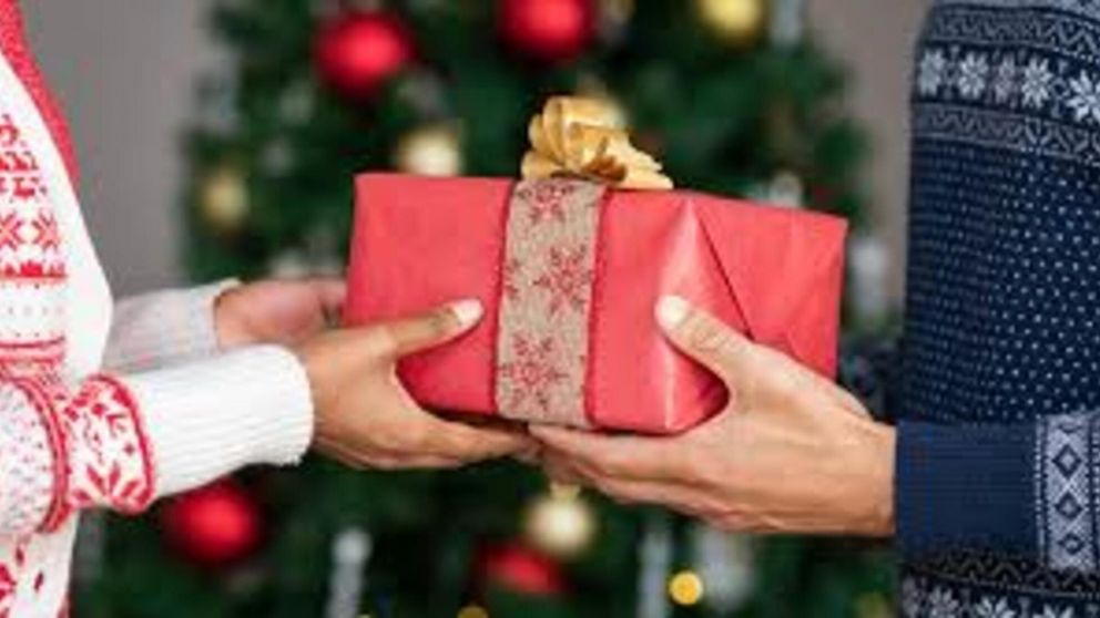 La reacción de un jefe cuando su empleada le jugó una broma pesada con el regalo de Navidad.