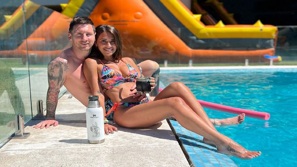 Lionel Messi vive en una lujosa mansión junto a su esposa Antonela Roccuzzo y sus tres hijos: Thiago, Mateo y Ciro.