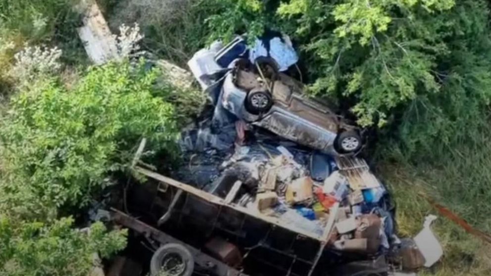 Camionero murió luego que el vehículo que conducía cayó al vacío desde el puente Zárate-Brazo Largo.