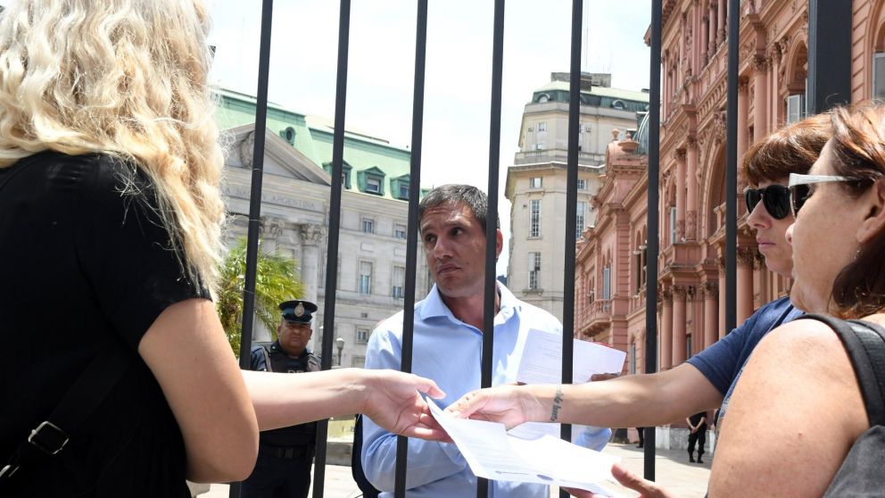 El momento en que se produjo la entrega del escrito con el petitorio al Poder Ejecutivo Nacional (Télam).