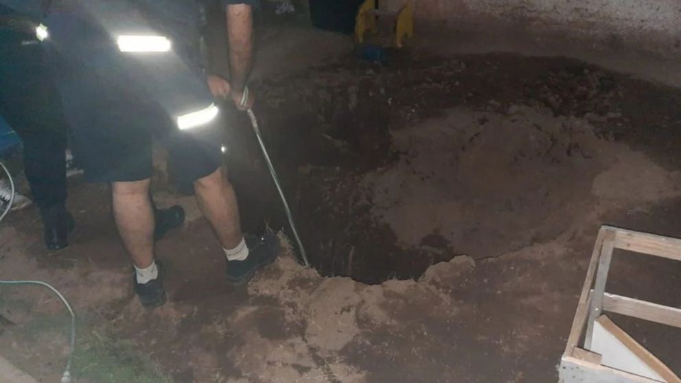 Una nena de 2 años cayó a un pozo, su mamá quiso rescatarla y quedó atrapada bajo tierra (Imagen La Voz).