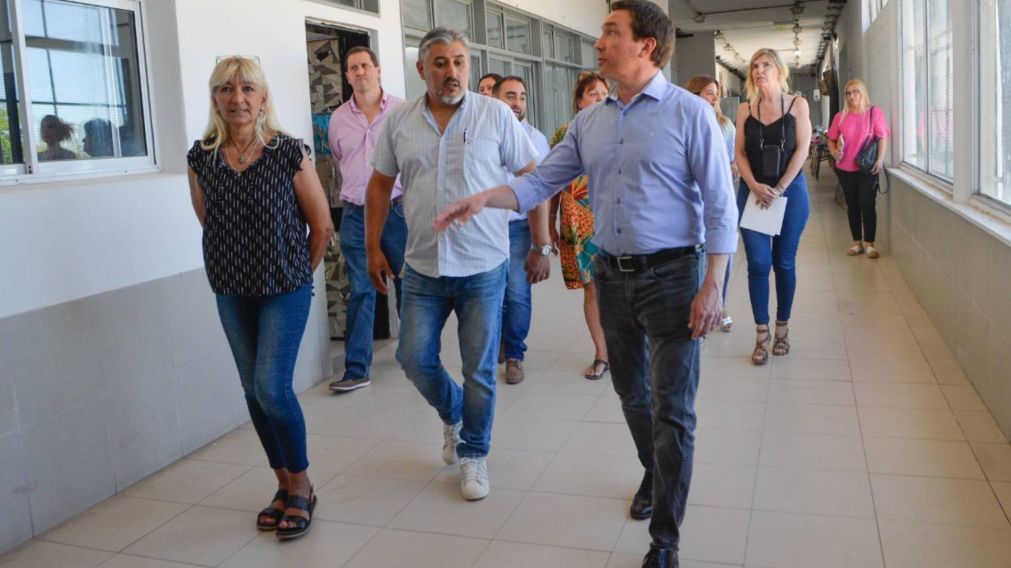 El intendente, Andrés Watson verificó las obras en la Secundaria Nº11 de Agustín Ramírez.