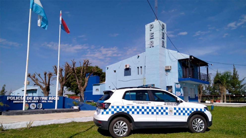 La policía detuvo al adolescente tras la denuncia de la mamá de las nenas.