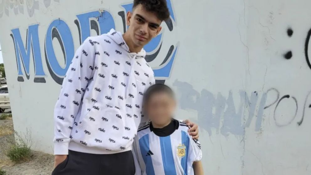 Un joven vio llorando a un nene que limpiaba vidrios en la calle y le hizo un regalo inolvidable (Imagen Instagram).
