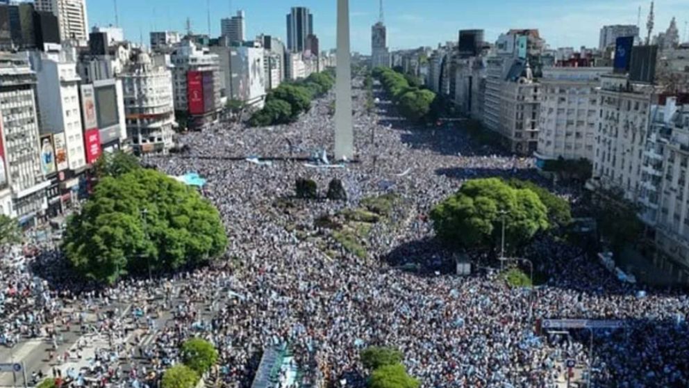 "Una Argentina triunfante recibe a los héroes en Buenos Aires", publicó la BBC de Londres.