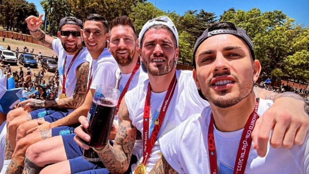 Así se vivió el recorrido de la Selección Argentina desde el micro: bombos, vino y fernet "viajero".